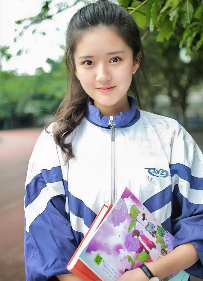 美女赵露思简介：
赵露思1998年11月生于四川成都，中国内地演员、歌手，曾就读