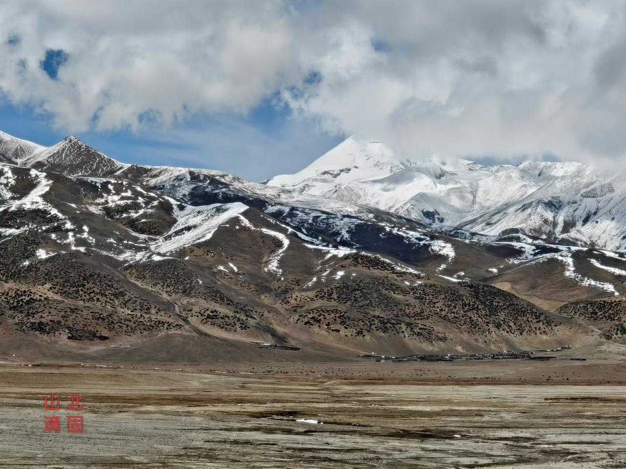 途经唐古拉山口，朋友看图赋诗一首与友友们分享！
金色阳光照雪山，
群峰突兀雪皑皑