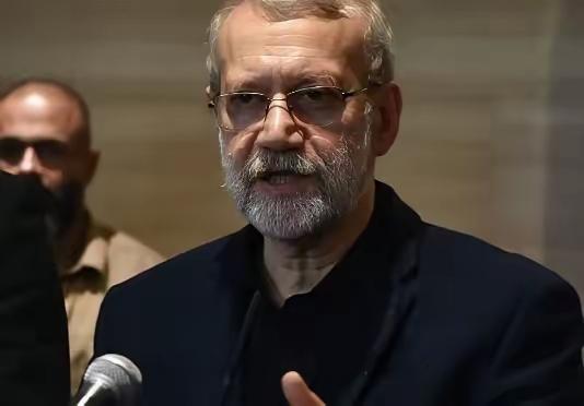 当伊朗国家电视台主播念完通稿，中东局势已被彻底定性：这不是领袖遇刺，是烈士殉道。