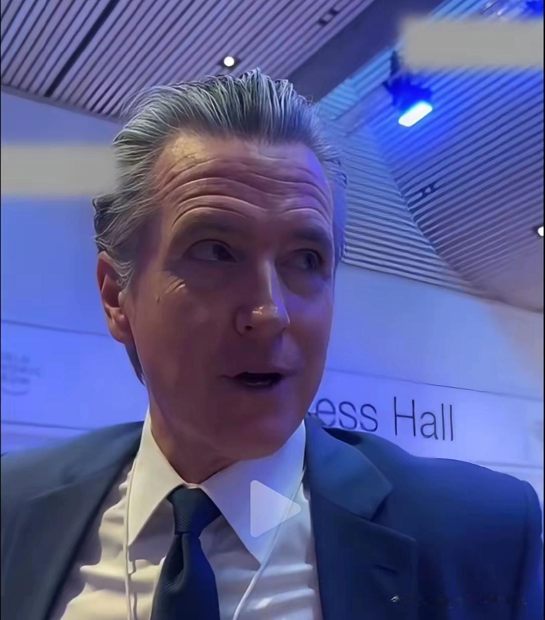 加州州长纽森在达沃斯直接开锤，曝特朗普重返白宫一年个人收入超15亿美元，怒批这腐