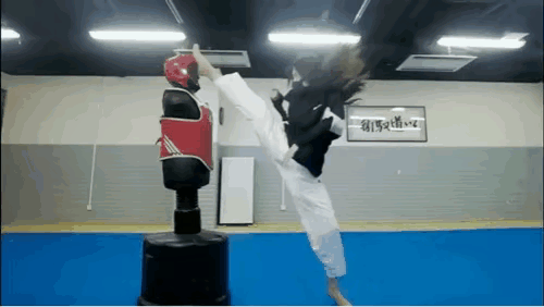 高手在民间，绝世的腿功，做一个年薪百万的保镖绰绰有余！