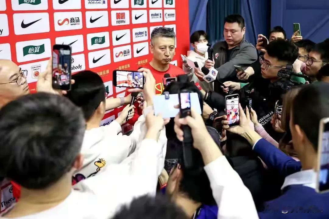 中国男篮100-58日本，郭士强对2人提出表扬，1人做出批评[玫瑰]

1、赵睿