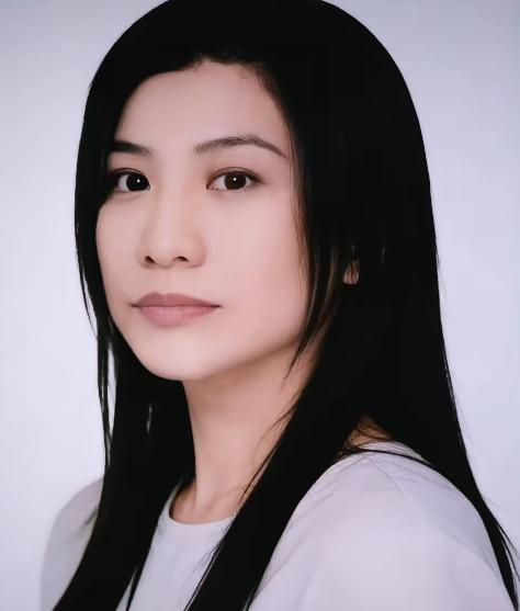这个女人叫祁春艳，是一个寡妇，凭着出色的容貌，她傍上了一个亿万富翁。为了能彻底控