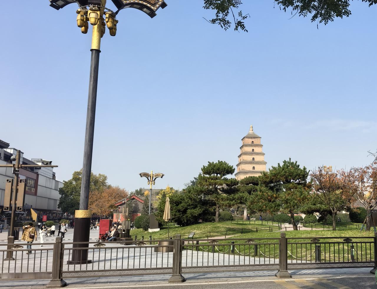 渭水有子学书成，城郭女子十八岁。不问烟花思戍守，春芽冬雪始未归。秋荷夜听捣衣声，