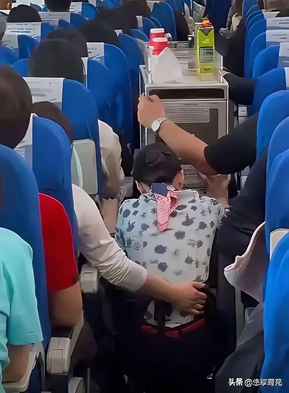 让空姐下跪的乘客，接下来可能要面临的几个窘境！
 
第一就是惹起全网公愤，现场视