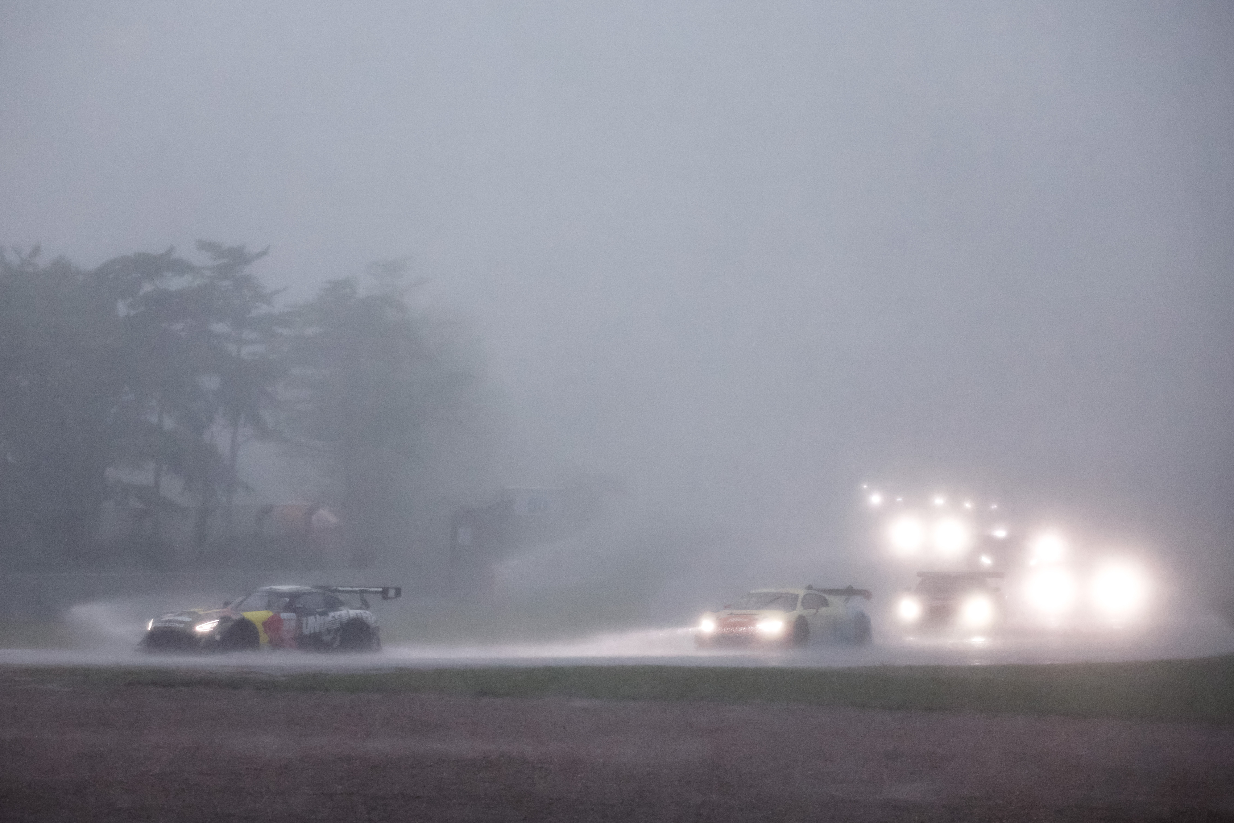 虽然是暴雨但真的好有电影感啊..... 