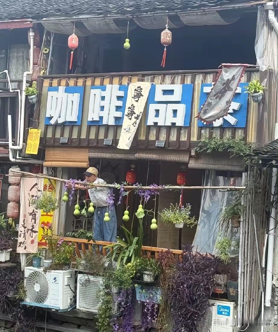 绍兴"山寨葫芦娃"这事，
我专门去查了一下，查了才发现，
能连夜挂上墙的，和怎么