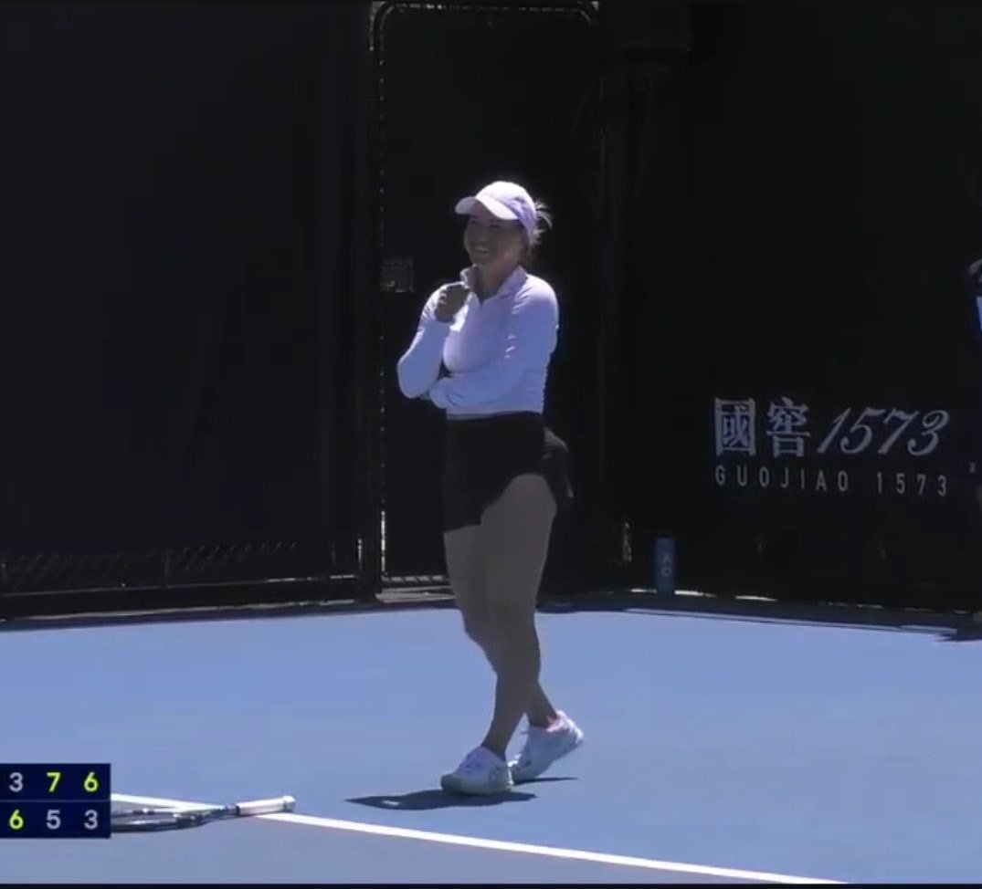 普丁赛娃大概是被现场巴西观众烦到了，逆转玛雅后的的庆祝，又是跳舞又是鞠躬……太有