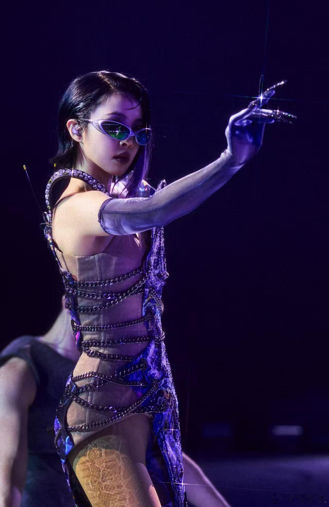 王源给蔡依林演唱会送花篮祝Jolin姐「PLEASURE」北京站炸翻鸟巢！王源花