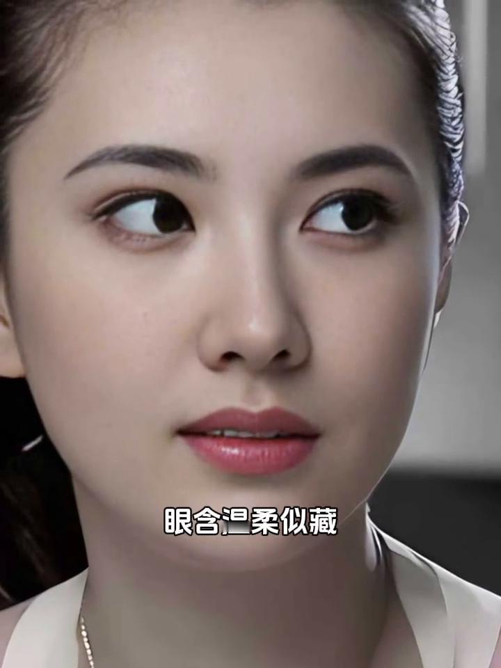 她浑身透着干净脱俗的美，一双明亮大眼澄澈动人，眼含温柔似藏，万千情绪一眼便让人满