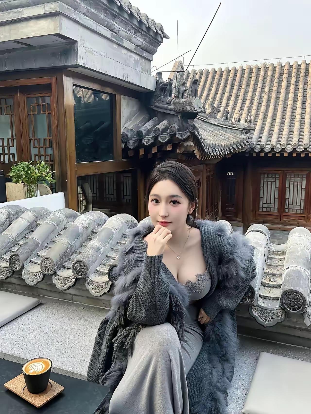 冬日暖阳下，古风庭院里，咖啡与美人相伴，静享悠闲时光。