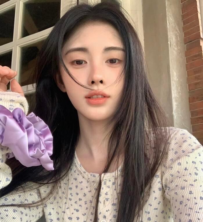 鞠婧祎简直跟自带磨皮一样看完无滤镜怼脸生图彻底被惊艳到，原相机强光下肤质细腻均匀
