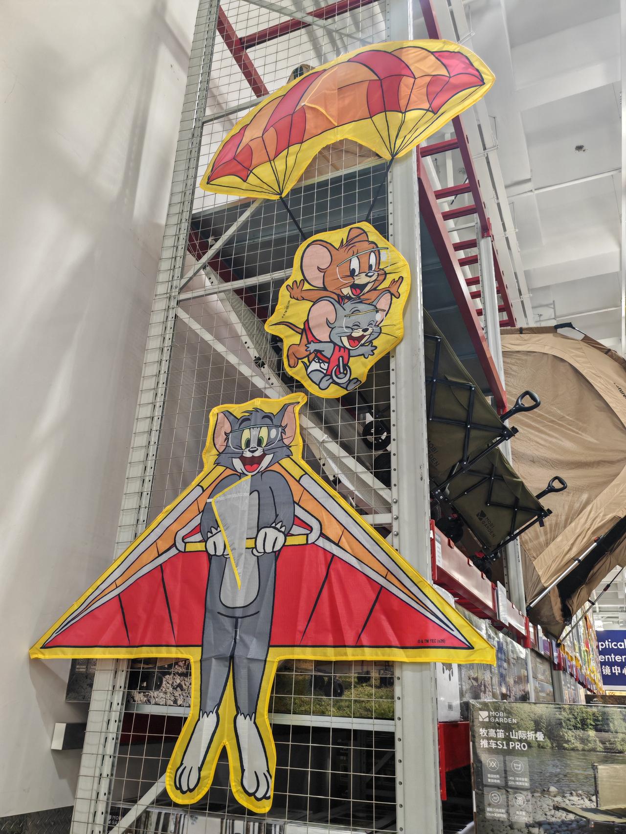 这首诗描绘了春天乡村的生机勃勃和儿童的天真烂漫，读起来非常有画面感。全诗如下：