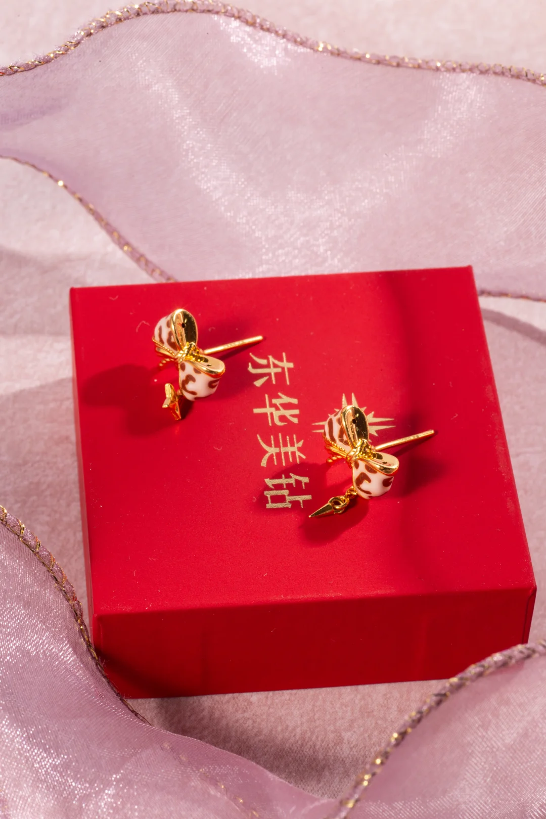白 T 穿搭点睛！足金烤珐琅蝴蝶结耳钉