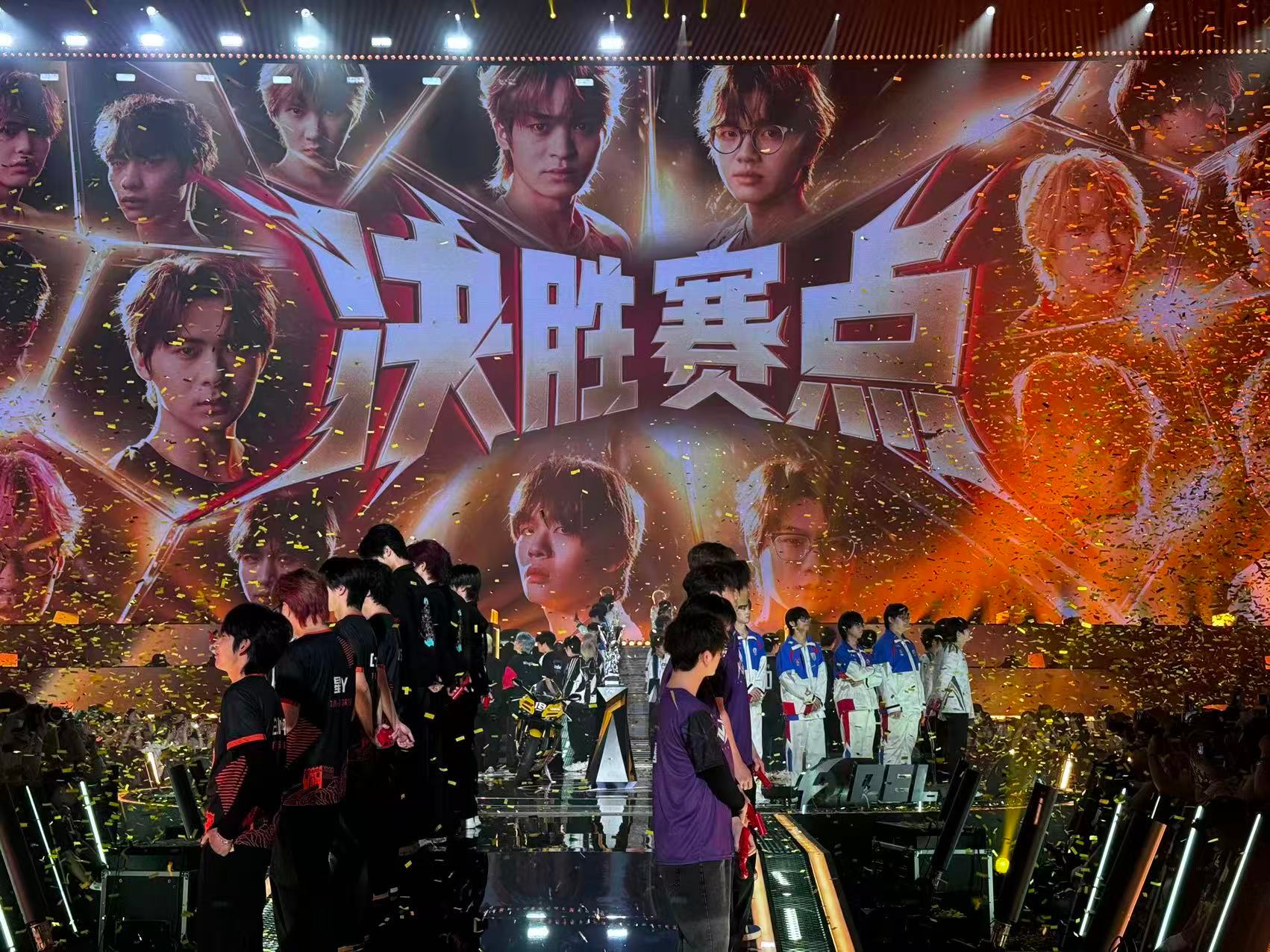 摒弃保守打法，硬碰硬的对抗接连上演，决赛独有的紧张氛围感瞬间拉满！见证PEL第十