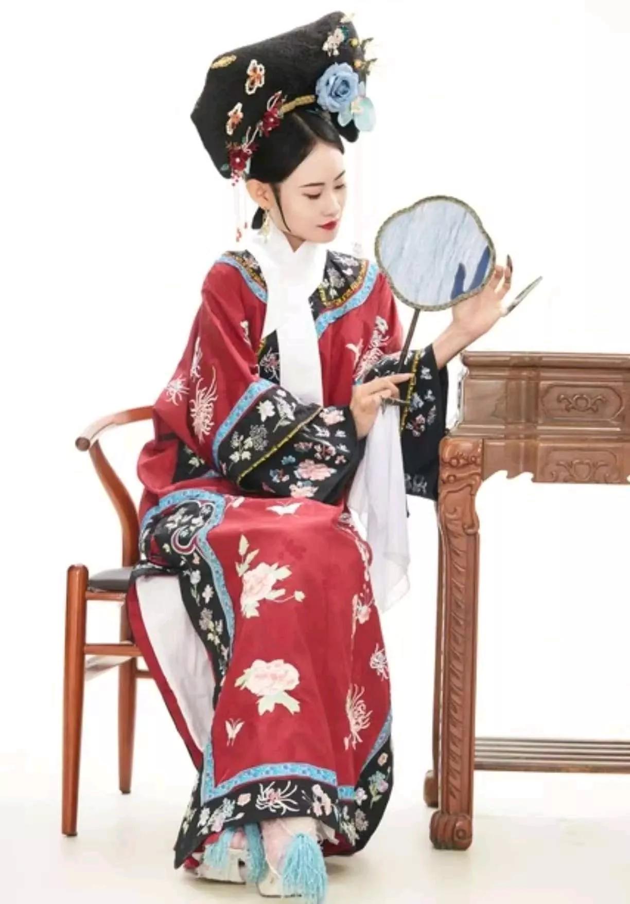 康熙可真宠宜妃啊！最早看《康熙微服私访记》才知道宜妃是康熙的宠妃，查了历史发现果
