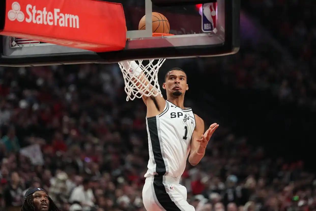 马刺这次可能真要后悔让文班亚马复出了。
 
首轮G4，马刺客场打开发者，半场只拿