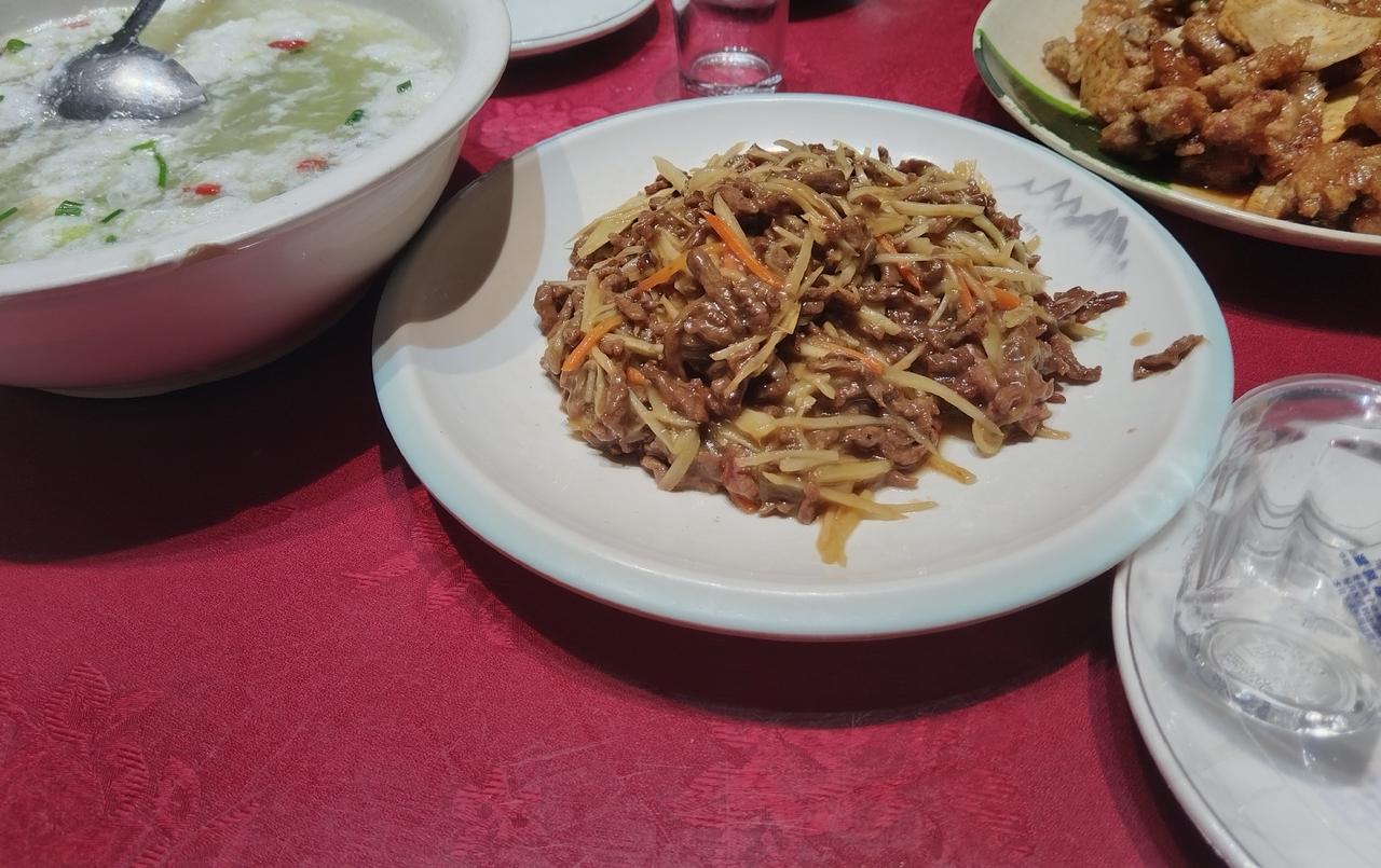 宁德靠近南际公园的荣记饭店，挺好吃的，物美廉价，缺点就是包厢太小，隔音效果太差。