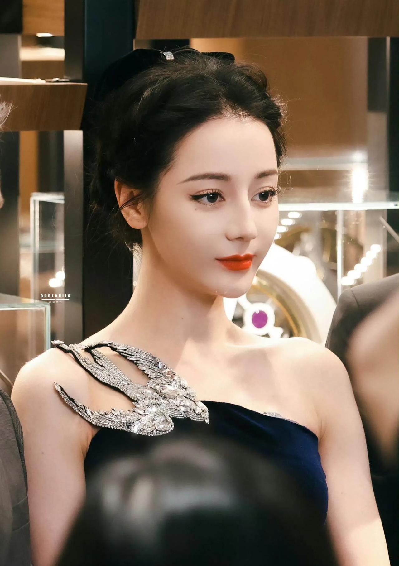 #娱评大赏#迪丽热巴的颜确实招摇过市！

好像只要迪丽热巴亮相，每次都是美的不可