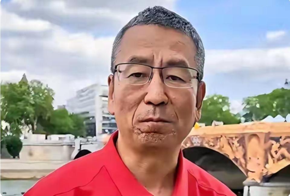“央视一哥”白岩松被病痛折磨，和妻子纸条交流，56岁就白发满头
娱乐