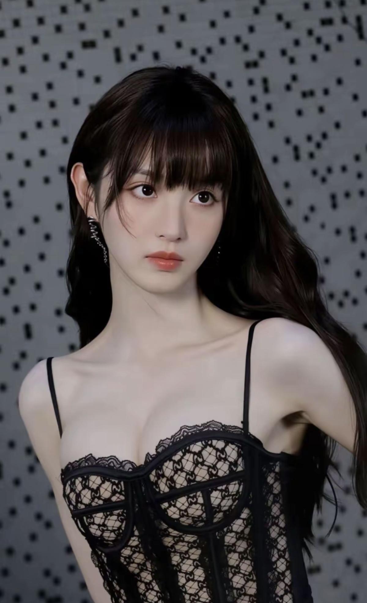 田曦薇身着黑色镂空吊带，仿佛自带滤镜的电影女主角。黑裙包裹出玲珑身段，镂空处泄露