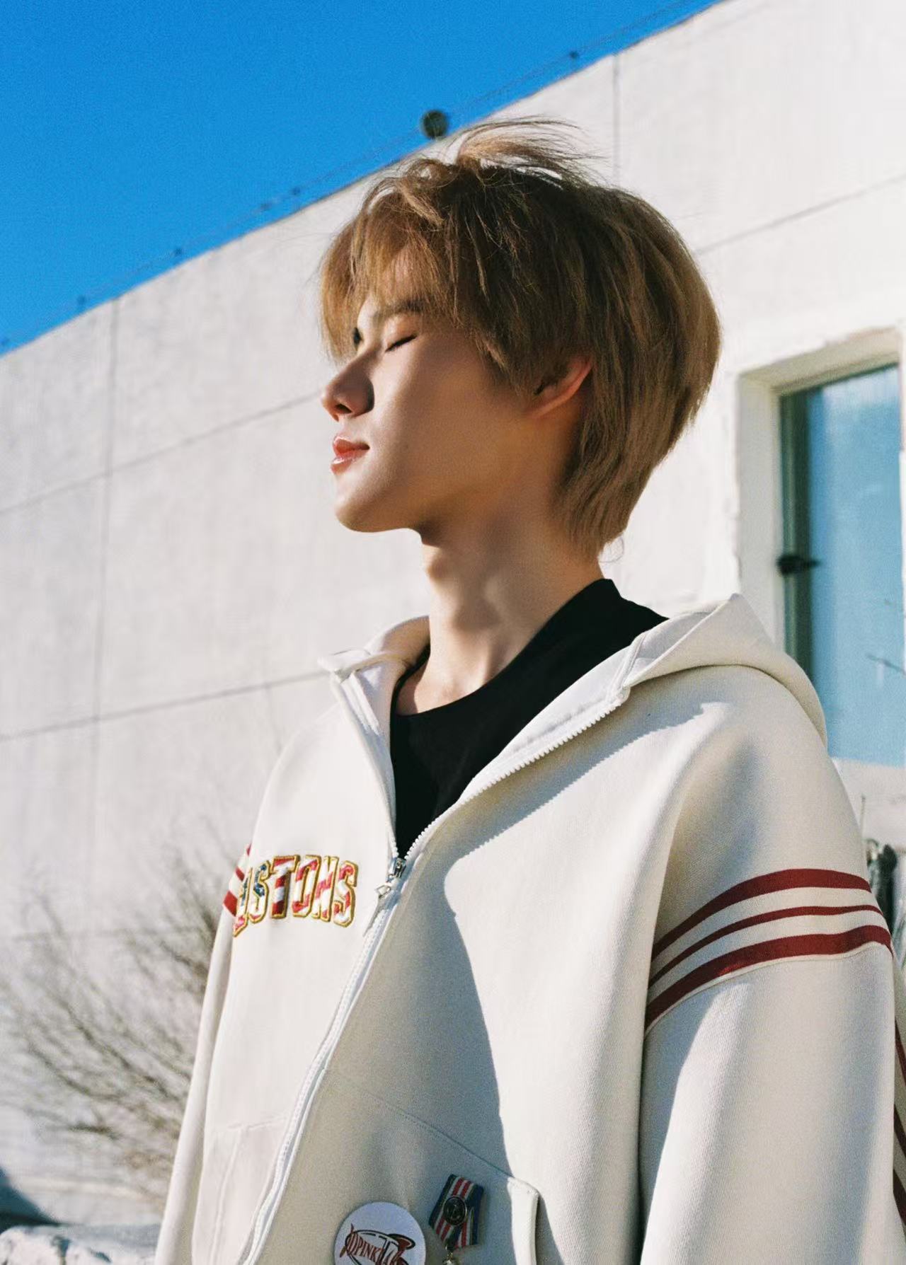 张真源中华新曲库奔跑吧跑男里看他撕名牌有多爽，听他猜歌游戏就有多上头，可动可静可