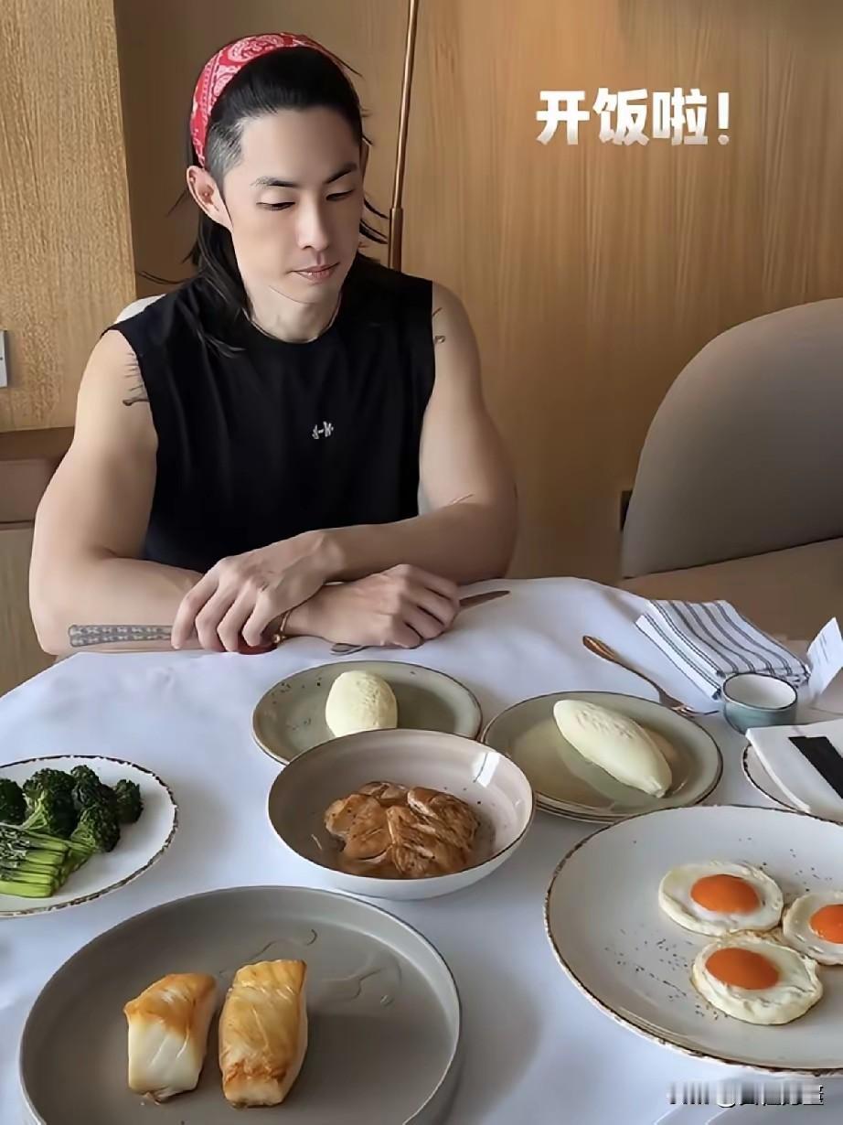 三三俩俩，吃个饭按克算吗？