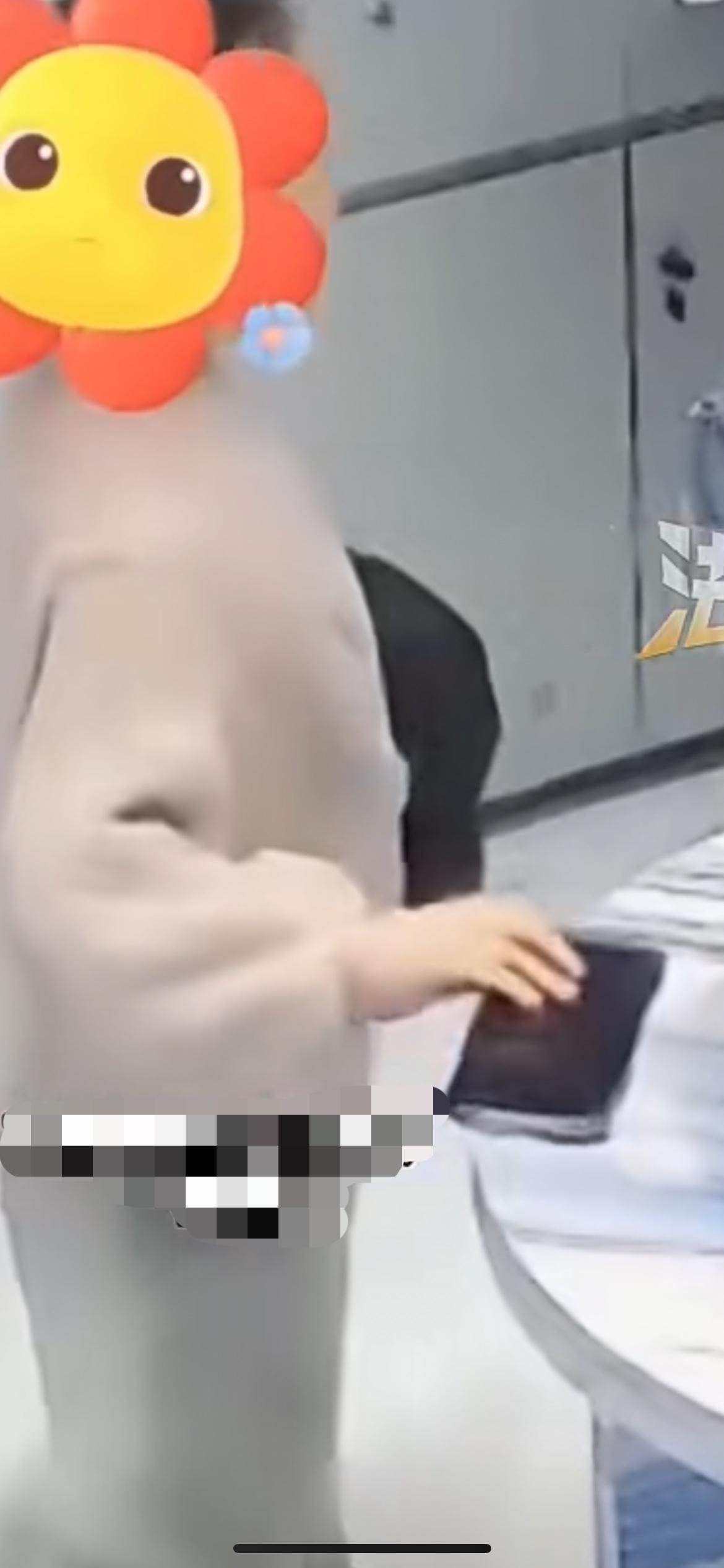 12月15日福建，家长带着孩子逛商场挑选商品 ，孩子趁人不备顺手牵羊拿走店员手机