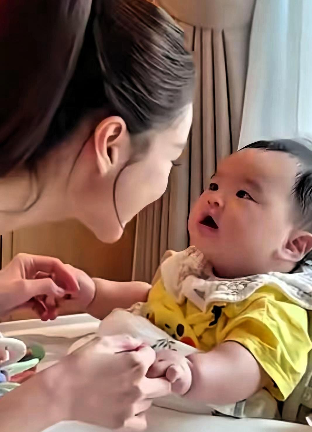 原来真正招人喜爱的萌娃，从不会刻意撒娇闹腾，安静乖巧的模样，仅凭一举一动就能治愈