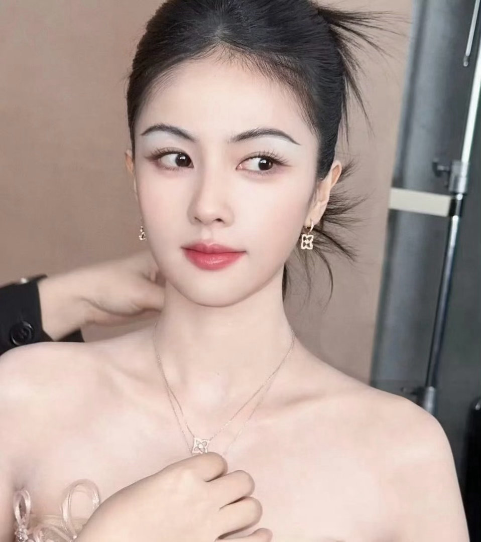 白鹿碎花泳衣这组照片是白鹿吗，怎么有点像张柏芝 