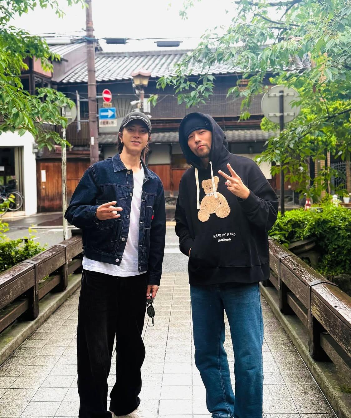 山下智久又在ins晒出两张和周杰伦的合影。 ​​​