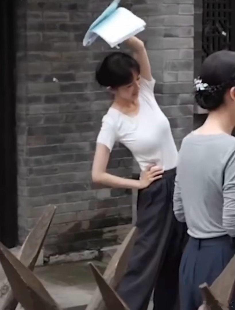 杨幂片场做八段锦杨幂拍戏间隙练八段锦，美貌之外更有自律加持，时刻维持好状态，颜值
