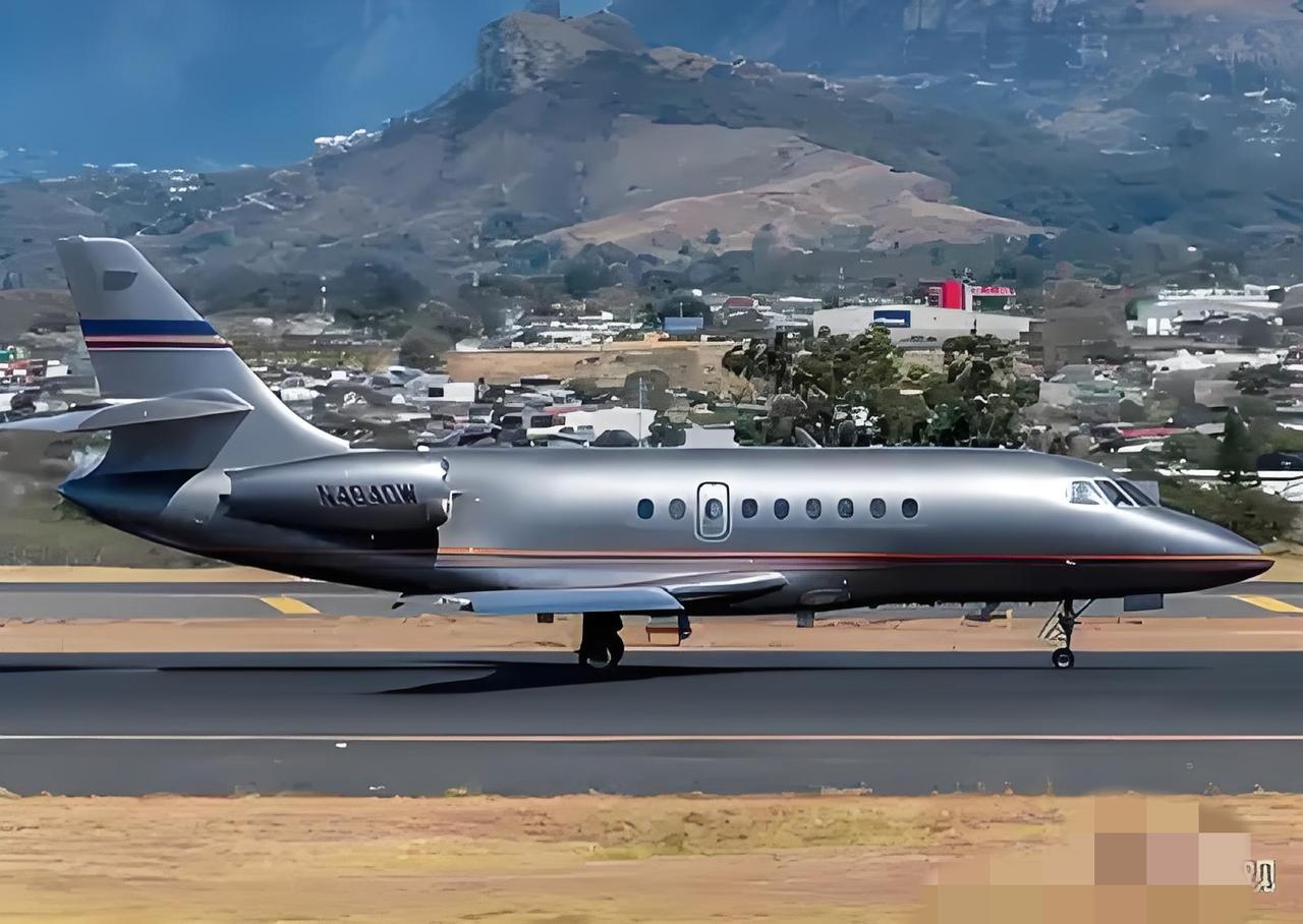 惊险！民用飞机闯入特朗普官邸上空，F-16战机紧急升空“头撞”警告，现场画面曝光