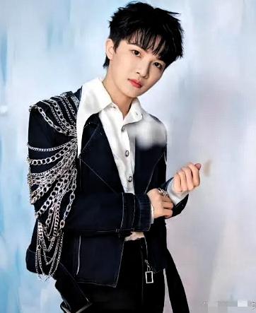 周深给娱乐圈上了一堂"蹲下来的课"

春晚落幕，流量明星急着赶下一场通告时，周深