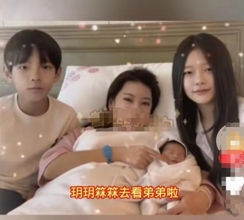 汪小菲的三个孩子同框了。
网上一张玥玥和小霖霖还有七宝的同框照被曝光出来，网友一