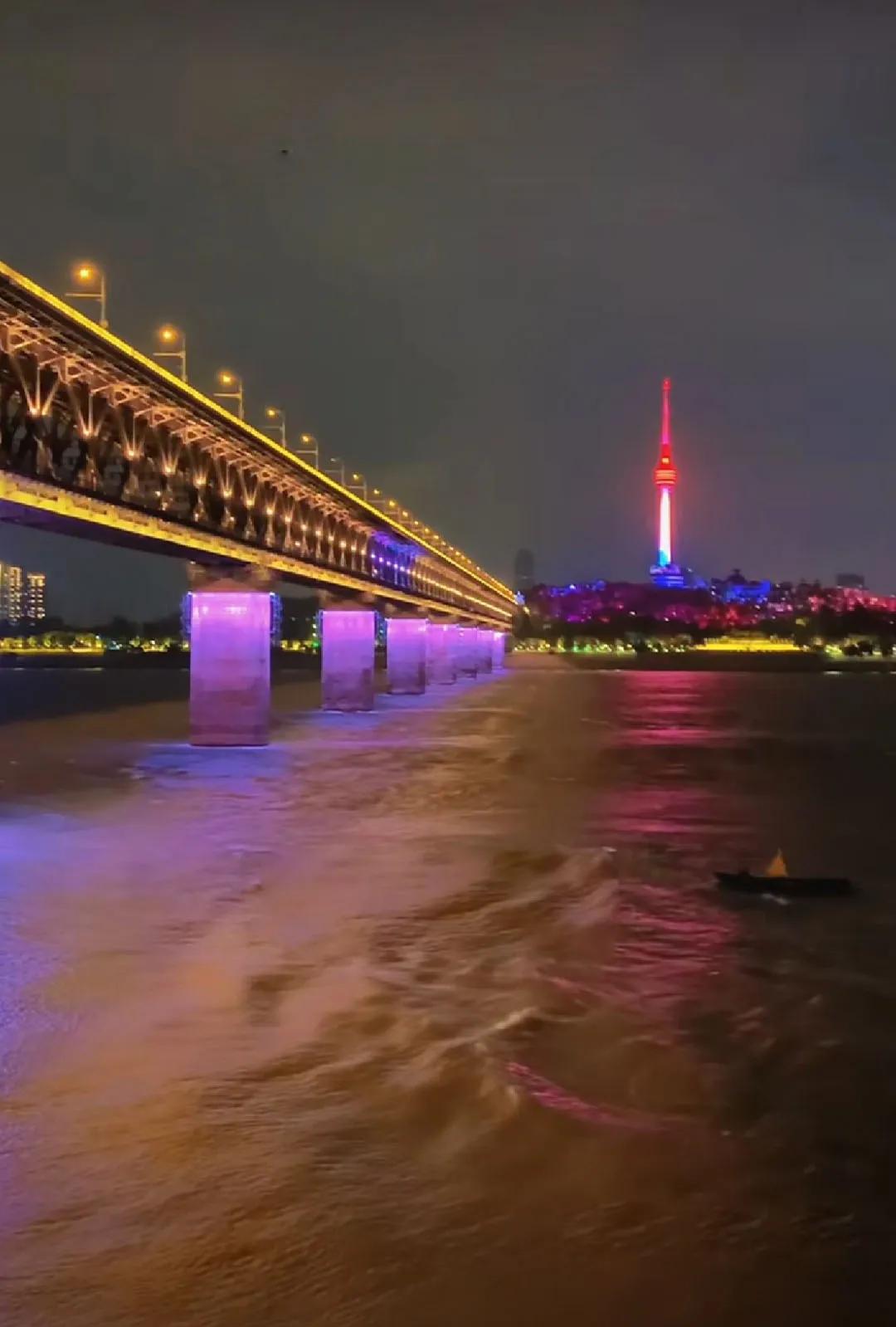 武汉是一座江城，江边夜景璀璨夺目。