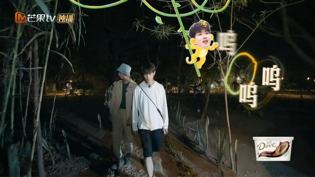 #荣梓杉走在路上突然返祖# 18岁正是抽象的年纪， 荣梓杉走着走着突然返祖，开始