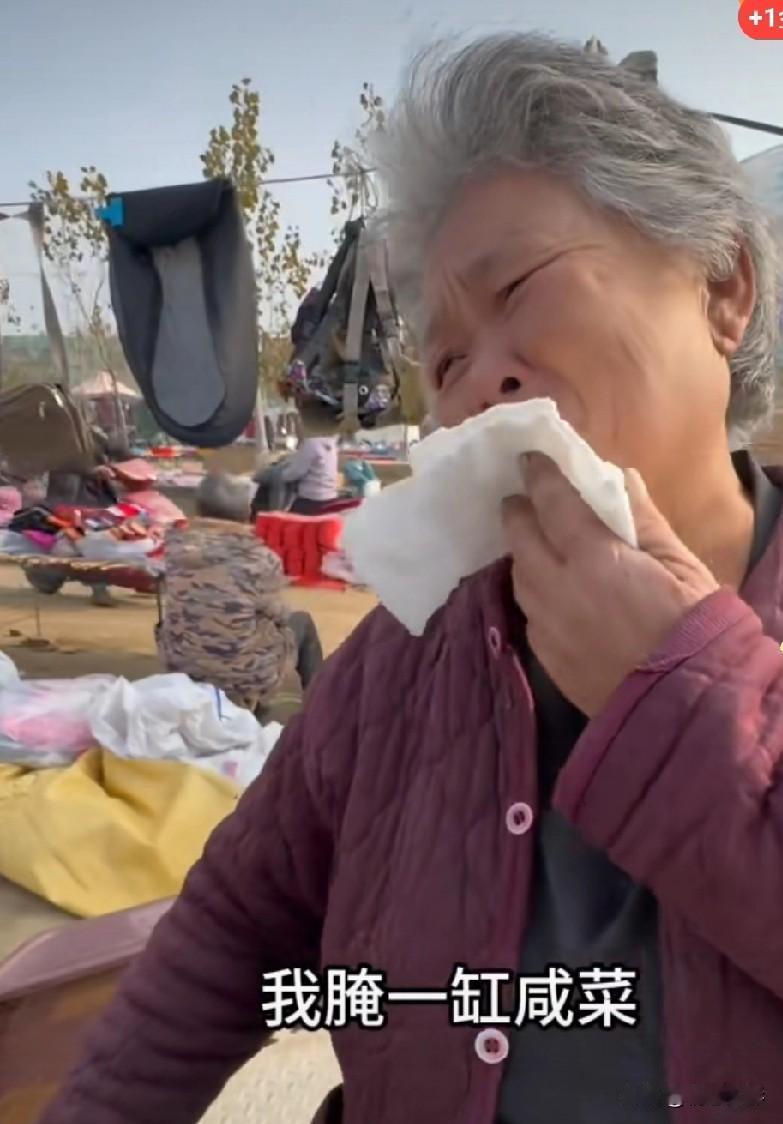 网友都评论看了视频眼泪止不住地流。

视频中这位73岁的老大娘，老伴去世四年了，