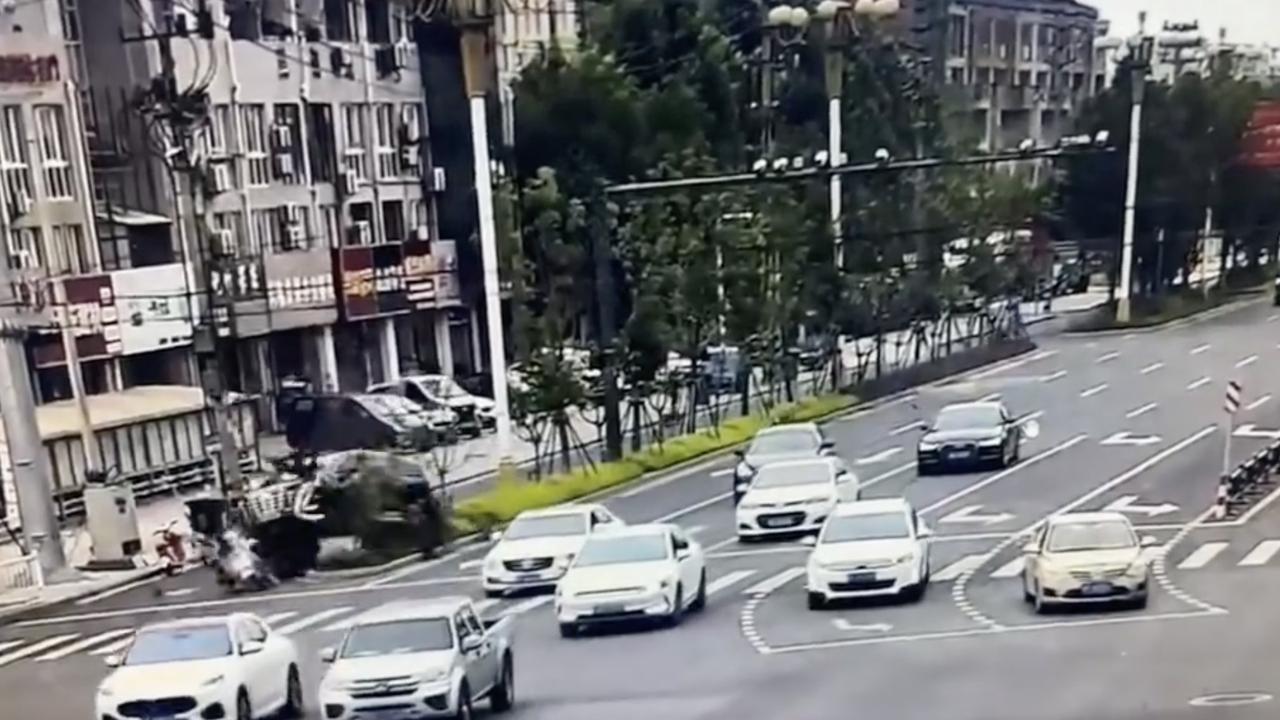 安徽街头突发惨烈车祸，母子三人遭遇横祸，拒绝血腥现场传播，守住善意底线！
6月2