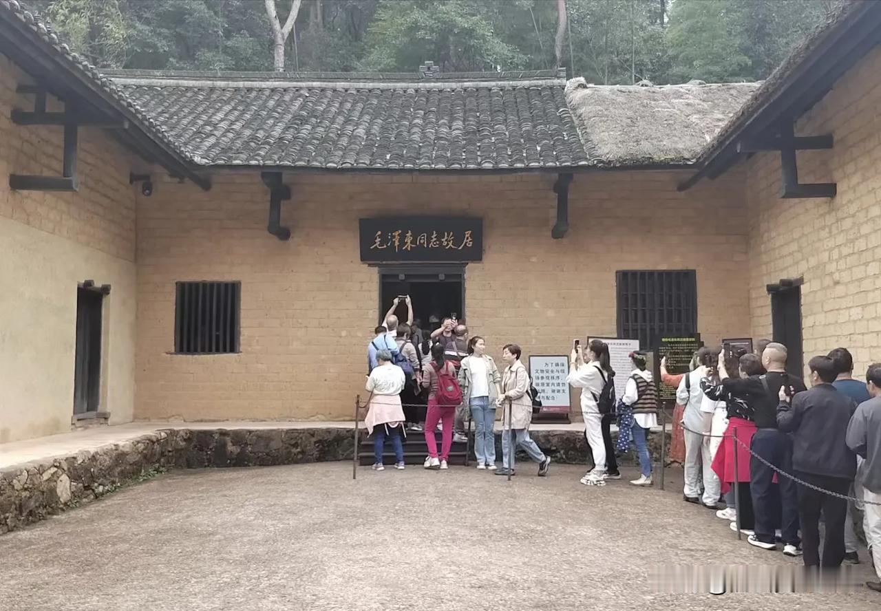 #记录秋日精彩瞬间#
我曾无数次来到这里
这个秋日
我又一次站在这里
韶山毛主席