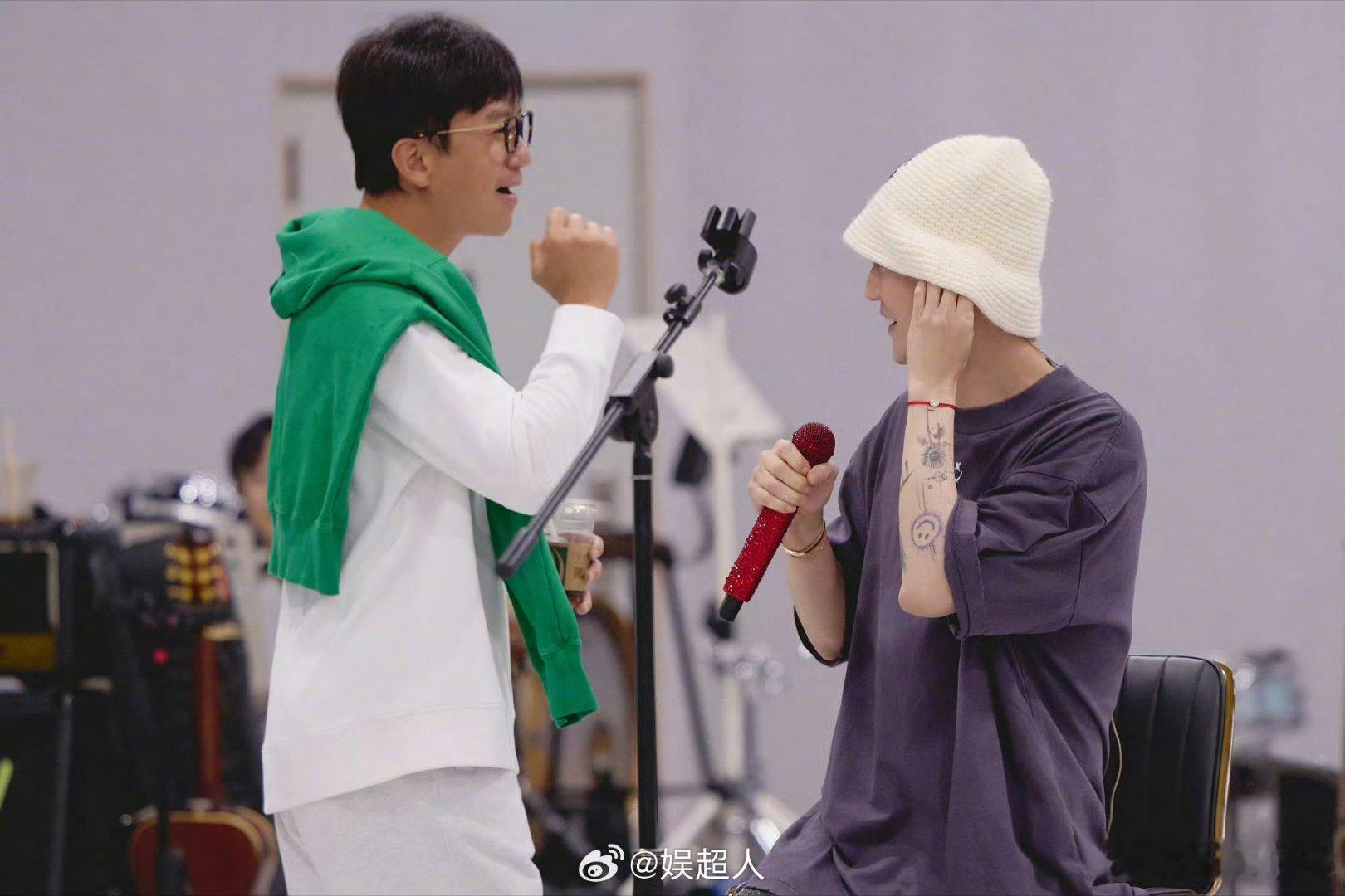 邓超探班鹿晗音乐节排练啦