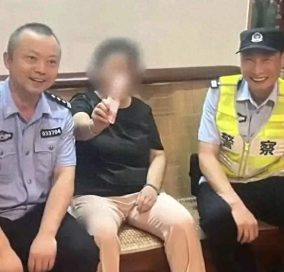 老人报警丢4万，民警搜寻8小时，鞋柜夹层竟翻出23万