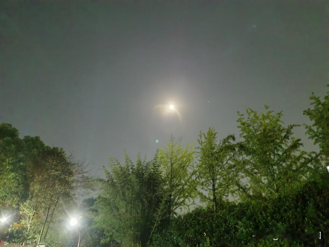 有点拿不出手，
今夜中秋皓月当空，
全国各地的朋友都在秀超级月亮，
拿出手机拍了
