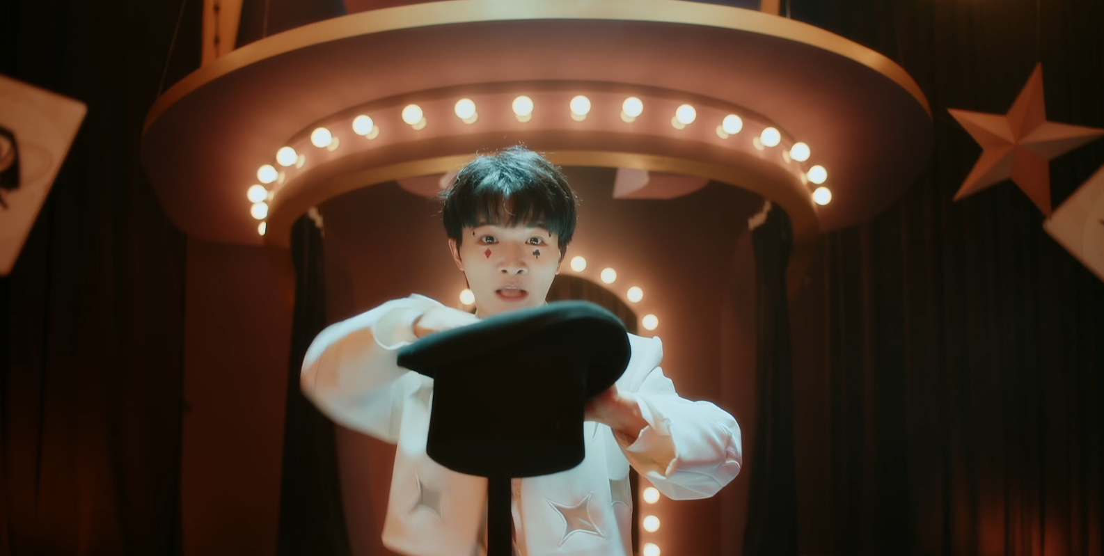 #周深新歌登陆开机动画#  这一张口就完全没有让人失望过，一些流淌在耳边的音符跳