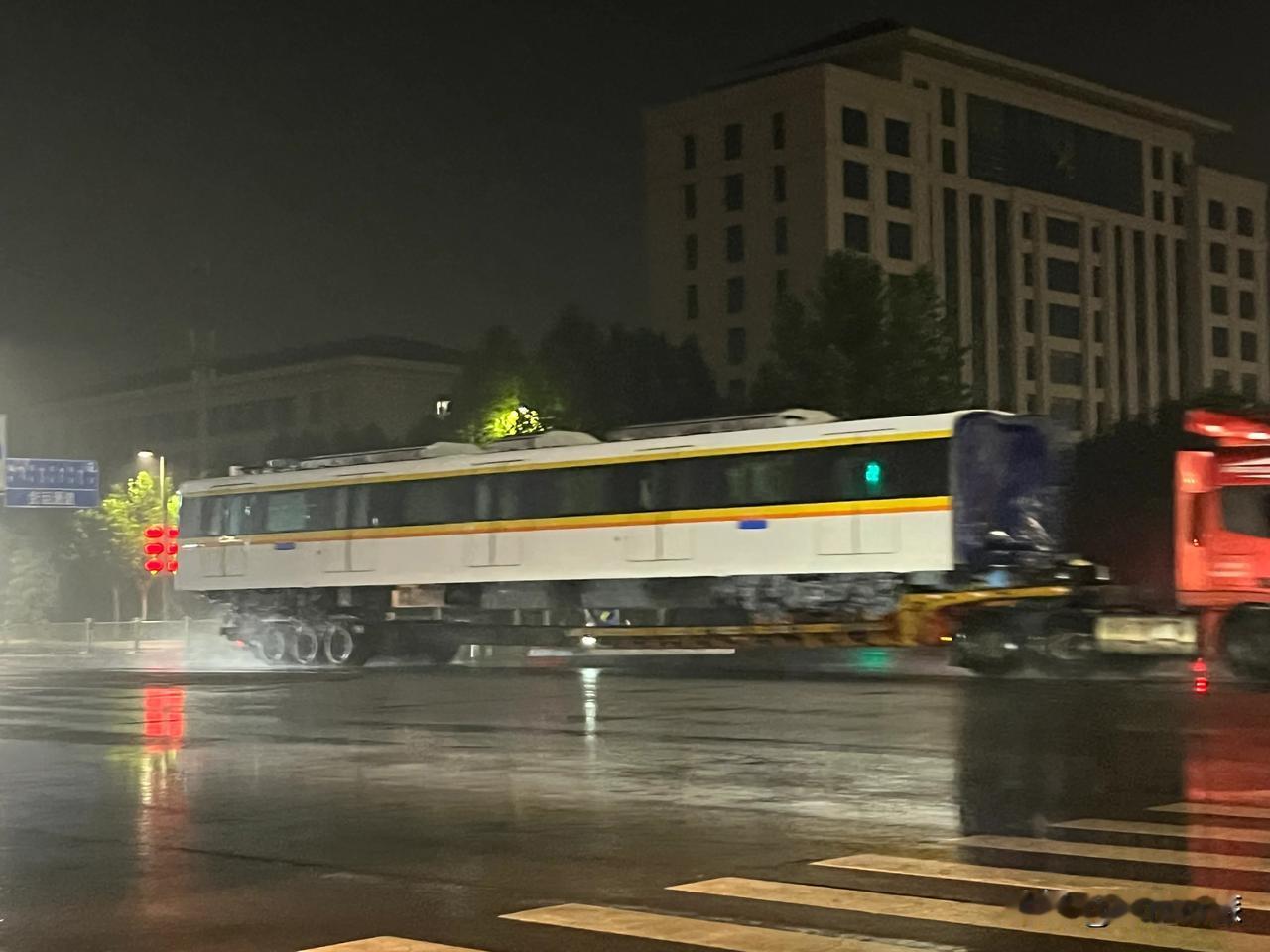 港务大道偶遇货车拉的西安地铁，仔细看是黄色标识，应该是八号线的列车。
八号线是西
