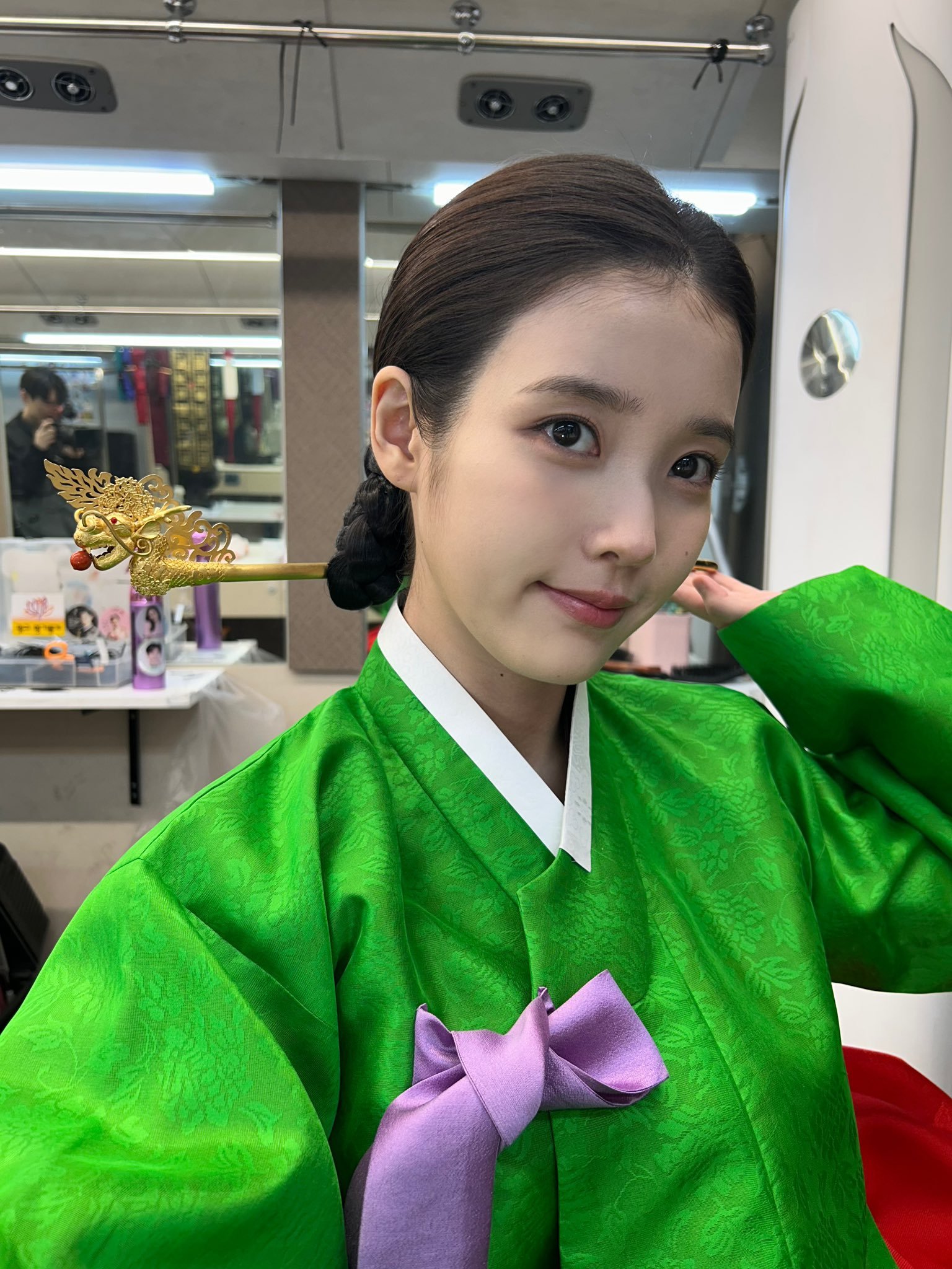 爱娜：IU 姐姐 🥺💗我想看漂亮的照片…你能从相册里上传一张最近的自拍吗？ 