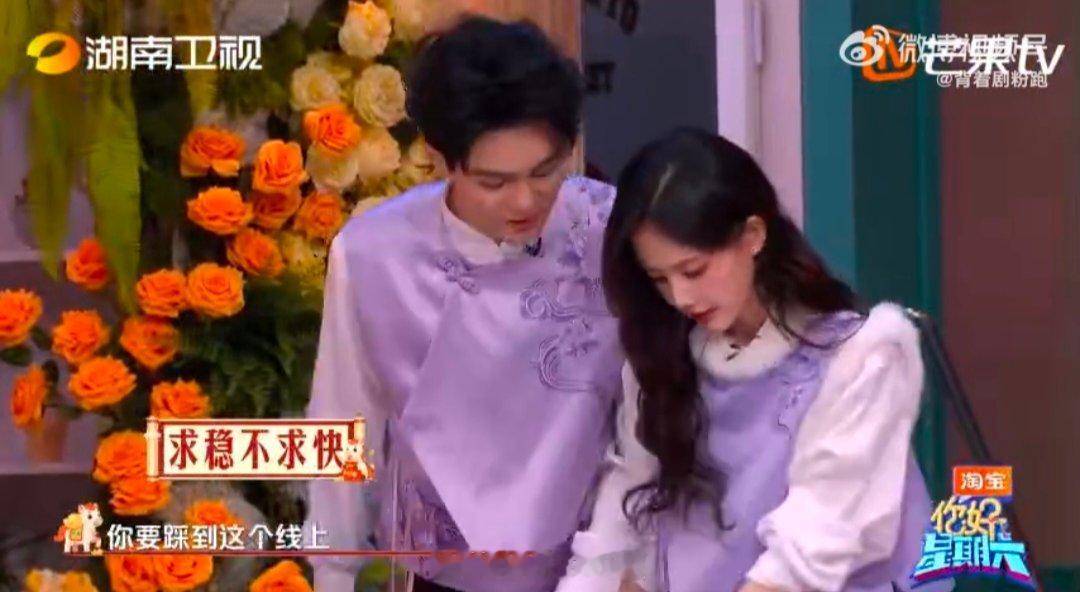 李一桐曾舜晞这是我能看的吗不允许还有人没看到！李一桐鞋带散了，曾舜晞自然帮忙系，