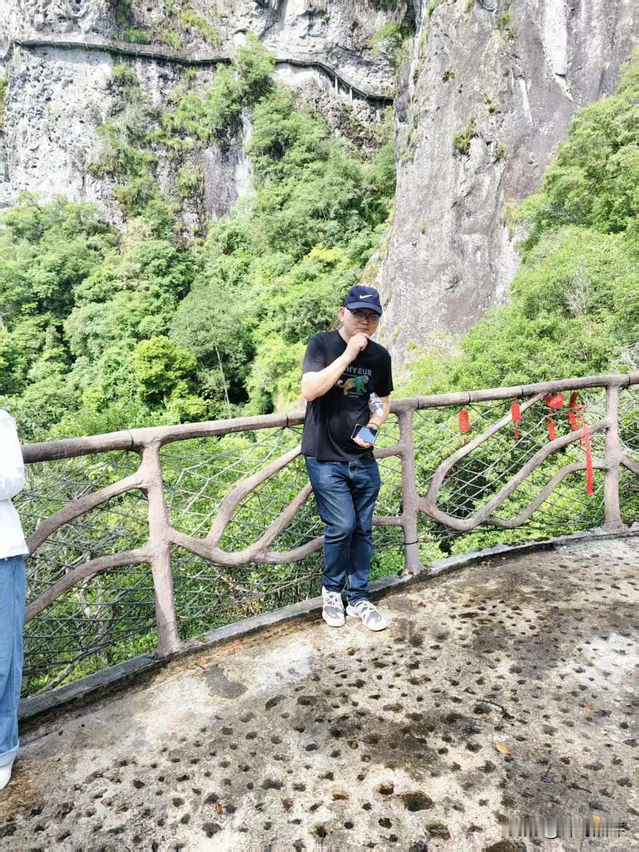 为啥去国外定居,为满足虚荣心吗? 这是谁设定的话题？好愚蠢！现在是什么年代了？哪