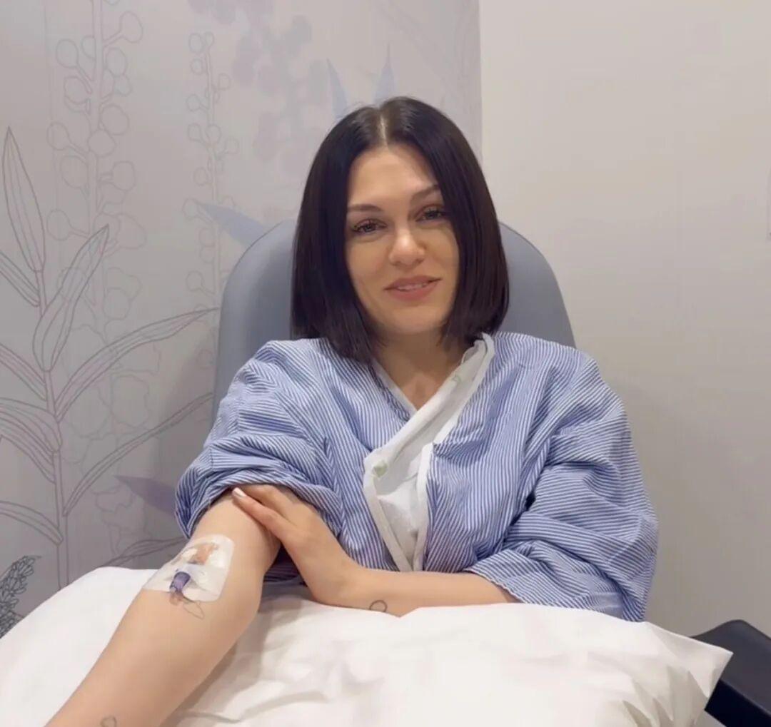 现37岁的英国歌手 Jessie J 近日在社交媒体上与全球粉丝分享喜讯：她已成