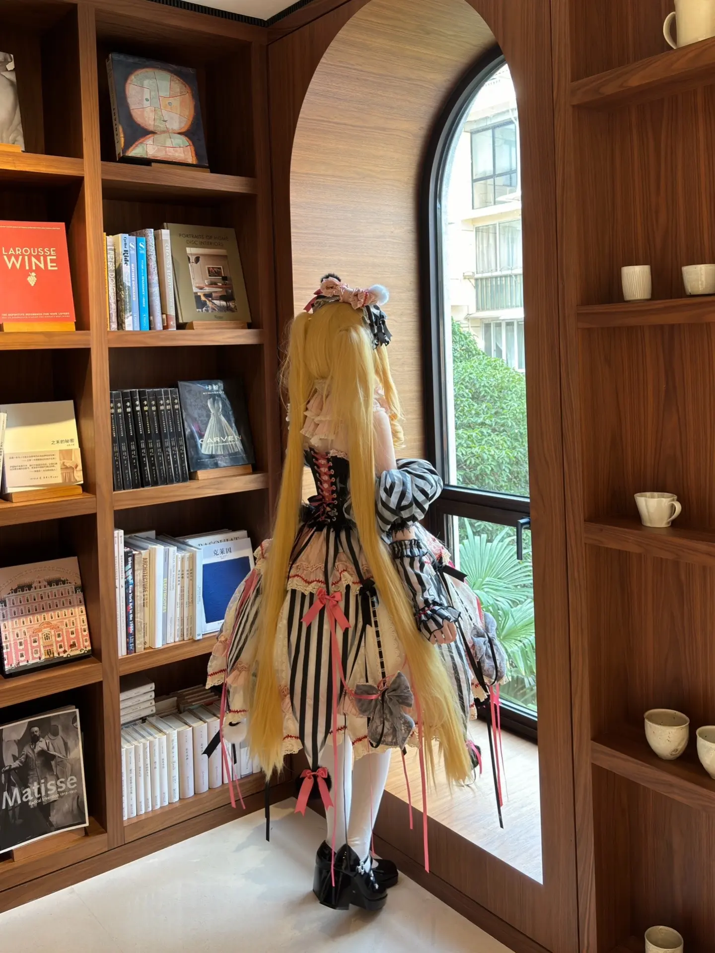 书房里突然出现了一只洋娃娃。